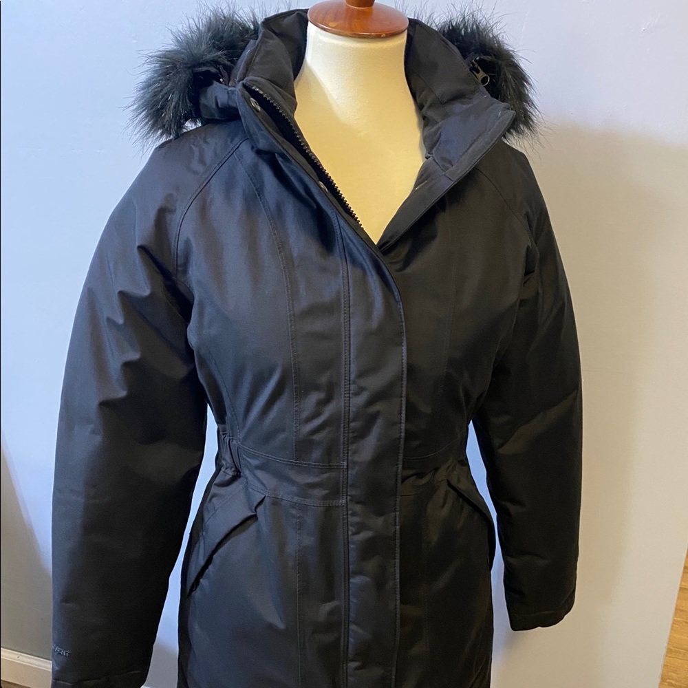 Never worn North Face jacket detachable fur hood